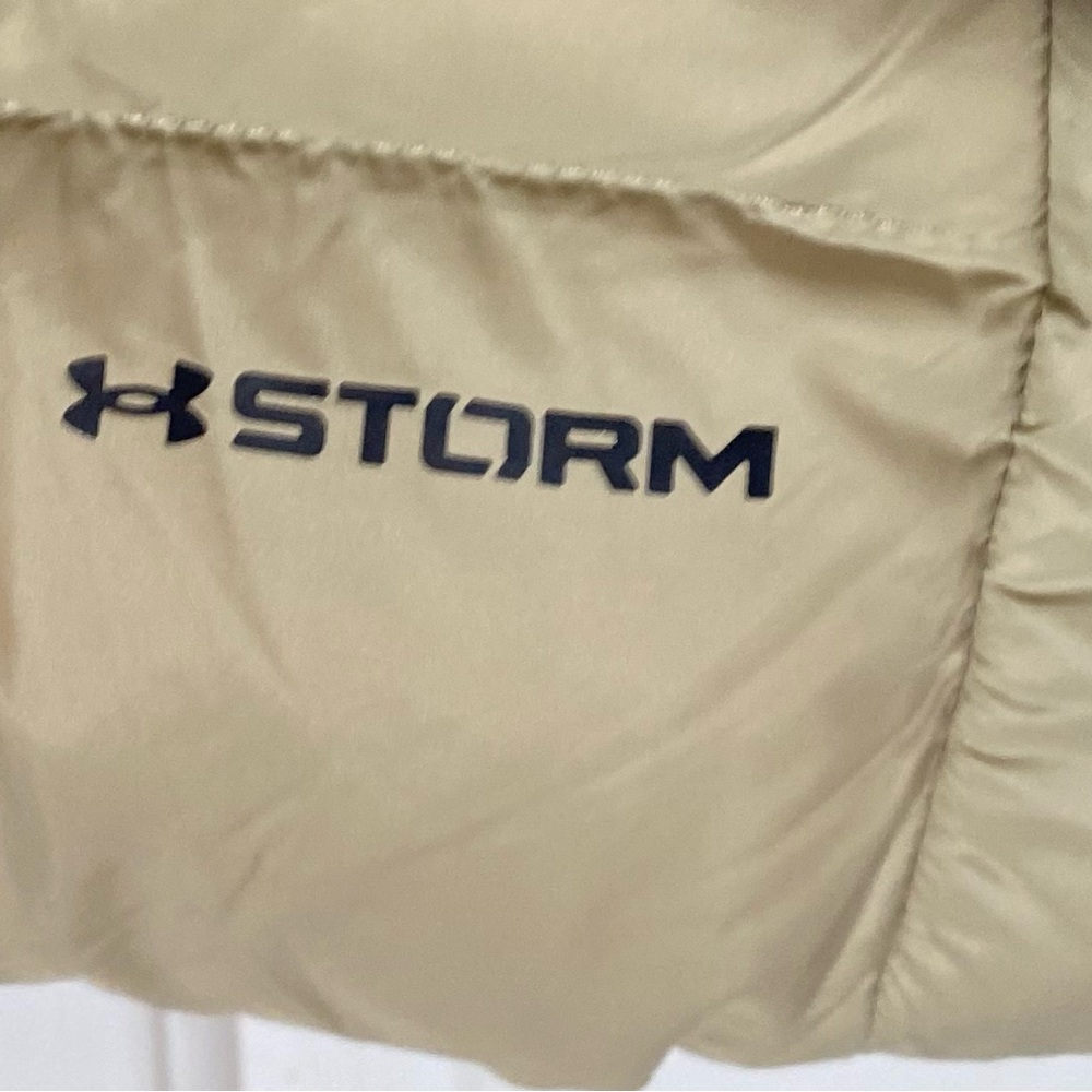 Under Armour Men’s Tan Puffer Vest with Black Trim - Picture 4 of 8